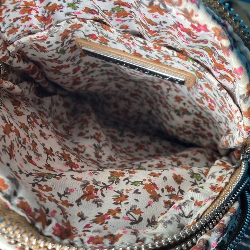 LIKE NEW Antik Craft Tan Woven Crossbody Bag + Floral Insides Adjustable Strap - Picture 5 of 6